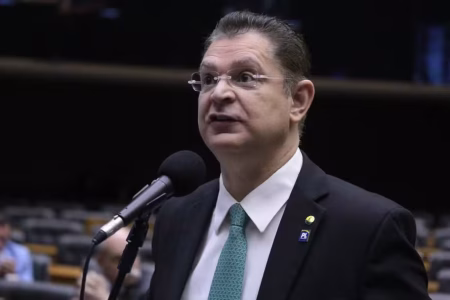 Líder do PL vai propor mudança no regimento para cortar salário de Eduardo Bolsonaro Líder do PL vai propor mudança no regimento para cortar salário de Eduardo Bolsonaro