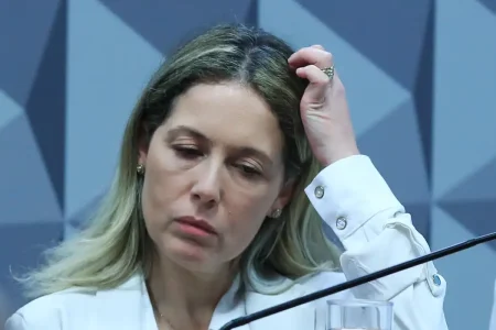 Mulher de ex-procurador-geral do INSS fica em silêncio na CPMI Mulher de ex-procurador-geral do INSS fica em silêncio na CPMI