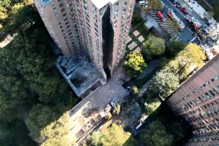 Vídeo mostra momento em que parte de prédio de 20 andares desaba em Nova York