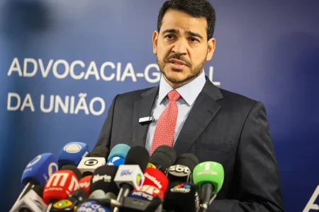Após votação apertada do PGR no senado, Lula mantém Jorge Messias como favorito ao STF