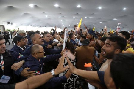 COP30: Manifestantes confrontam segurança para entrar em área restrita