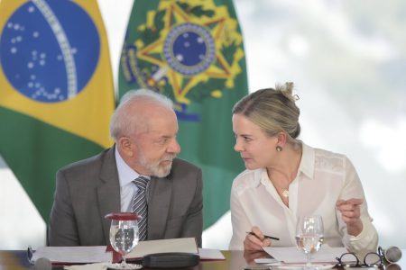 Lula vai sancionar isenção do IR para quem ganha até R$ 5 mil na próxima semana, diz Gleisi