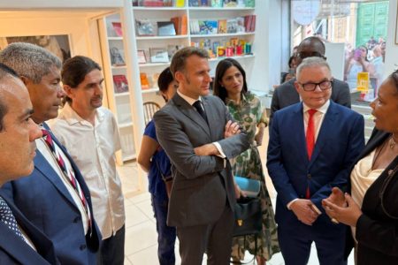 Macron desembarca em Salvador para agenda que celebra laços culturais França-Brasil