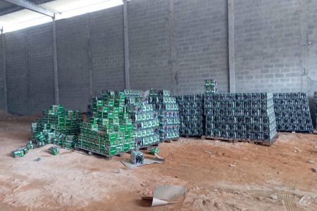 Carga de cerveja avaliada em R$350 mil é encontrada em galpão em Salvador