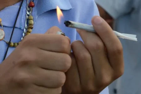 Governo aumenta imposto sobre cigarros para compensar desoneração do combustível aéreo