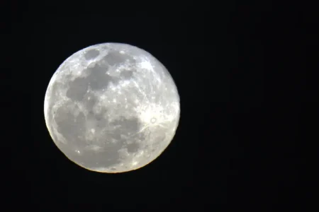 Segunda superlua de 2025 ilumina o céu nesta quarta-feira (5)