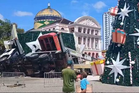 Trabalhador morre após guindaste tombar durante montagem de árvore de Natal em Manaus