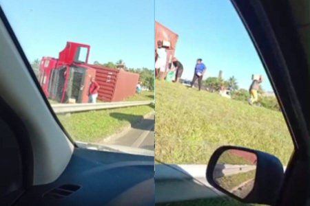 Caminhão tomba e carga é saqueada por moradores em Dias d’Ávila