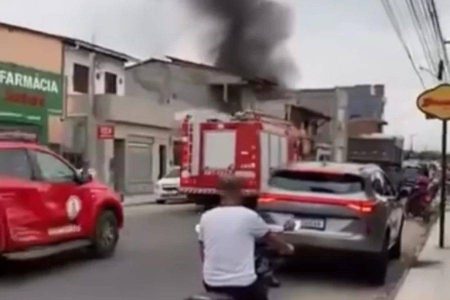 Incêndio atinge residência no centro de Cruz das Almas