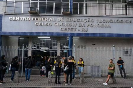 Homem invade faculdade, mata duas mulheres e é encontrado morto