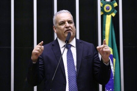 Deputado defende punição igual para políticos e bandidos: “Para corrupto, forca”