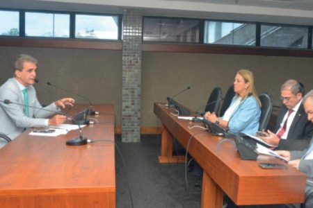 CCJ da Alba aprova sete propostas e dá aval à PEC sobre Governança Pública