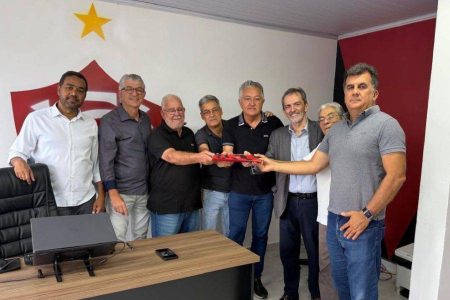 Fábio Mota oficializa candidatura e lança chapa à reeleição no Vitória