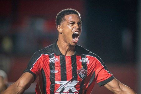 Carlinhos é suspenso pelo STJD e fica fora do Vitória contra Mirassol 