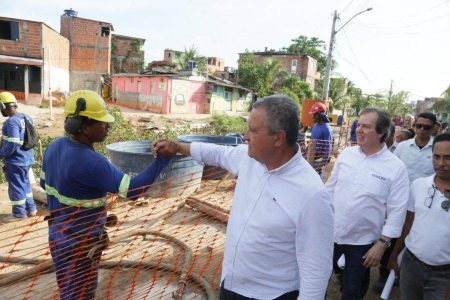 Rui Costa vistoria obras e libera nova macrodrenagem em Salvador