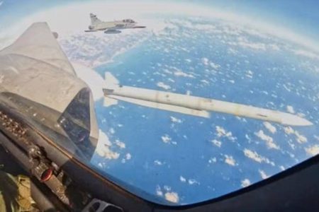 FAB realiza lançamento inédito de míssil Meteor com caça F-39E Gripen