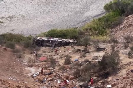 Ônibus despenca de penhasco no Peru após colisão e deixa 37 mortos; dezenas ficam feridos