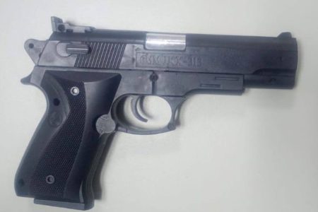 Polícia apreende adolescente com arma de brinquedo após suspeita de assalto a ônibus no Lobato