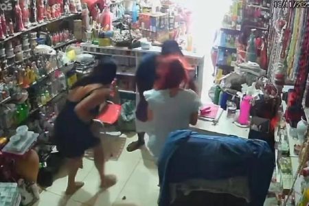 Mulher é baleada durante assalto a loja de artigos religiosos em Ilhéus