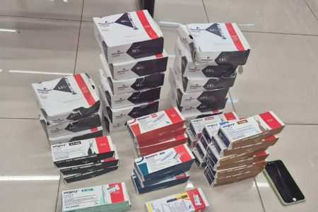 Dupla é presa após roubar canetas emagrecedoras e fazer reféns em farmácia da Pituba