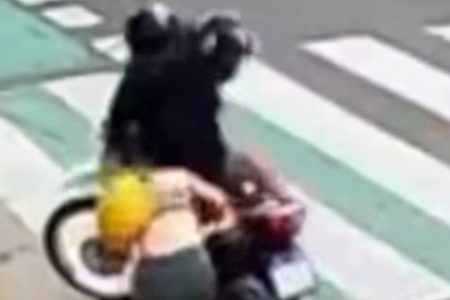 Vídeo mostra mulher reagindo a tentativa de assalto e derrubando suspeito de moto