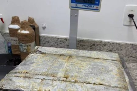 Jovem é presa em Salvador ao tentar embarcar para Paris com 4,2 kg de cocaína escondidos na mala