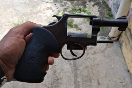 Adolescente é apreendido com arma no bairro do Lobato, em Salvador