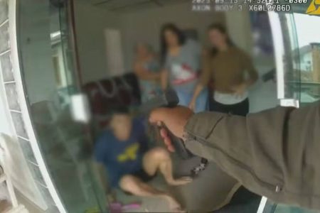 Câmera corporal flagra ação da PM que matou jovem com esquizofrenia na frente da mãe