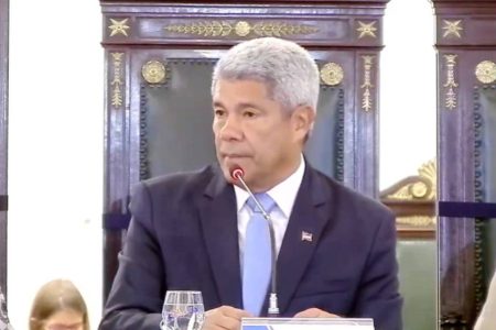 “Não é papel do Estado matar”, diz Jerônimo sobre megaoperação no RJ