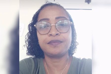 Professora é morta a facadas enquanto dormia no interior da Bahia; marido é principal suspeito