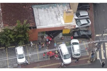 Carro invade padaria tradicional no bairro da Graça e deixa uma mulher ferida em Salvador