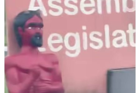 Obra com chifres e partes íntimas expostas no CAB gera críticas nas redes sociais