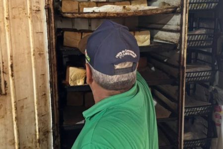 Panificadora é interditada após apreensão de 600 kg de alimentos irregulares