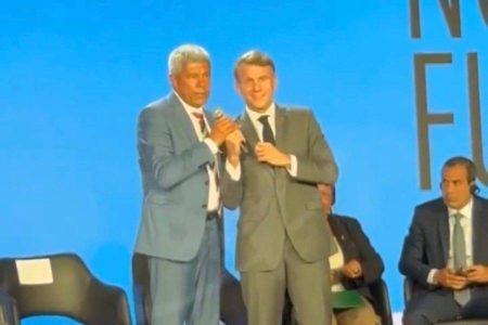 Jerônimo Rodrigues interrompe discurso de Macron e cobra tradução durante evento em Salvador