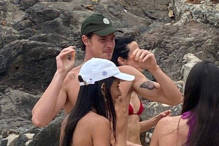 Shawn Mendes desembarca em Salvador e encanta fãs no Farol da Barra