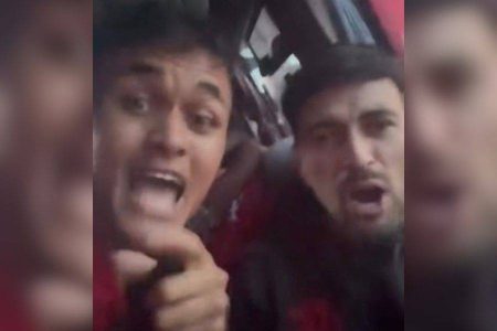 Baiano invade ônibus do Flamengo, grava vídeo com Arrascaeta e manda recado antes da final da Libertadores