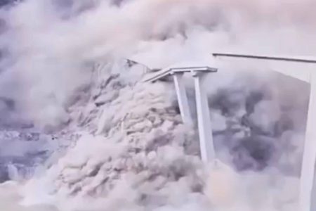 Ponte recém-inaugurada desaba na China