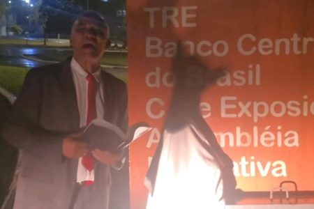 Pastor Sargento Isidório cobre obra com nudez no CAB e diz: “Uma esculhambação”