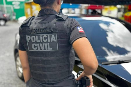 Homem é preso por tráfico em Salvador durante ação da Operação Nexus; droga e moto sem placa são apreendidas