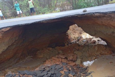 Desabamento de pista na BR-116 interdita trânsito próximo ao município de Tucano