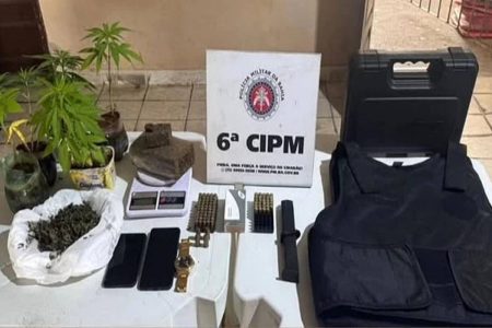 Polícia apreende arsenal e drogas após ação contra facção em Olindina
