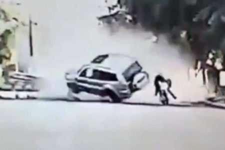 Vídeo: Carro capota várias vezes e quase atinge motociclista no Ceará