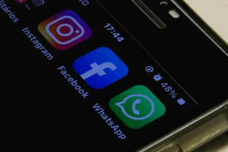 AGU notifica Meta para remover posts de médicos com informações falsas sobre vacinas