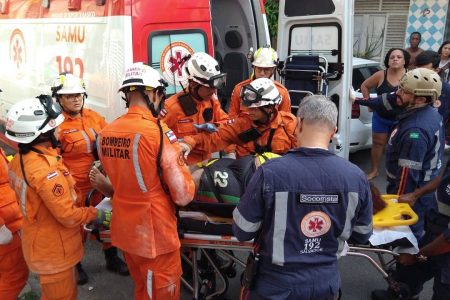 Mulher é resgatada com vida após desabamento de imóvel na Ribeira