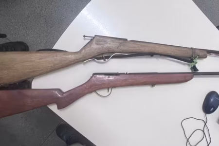 Criança corre atrás de viatura para salvar mãe de agressões na Bahia