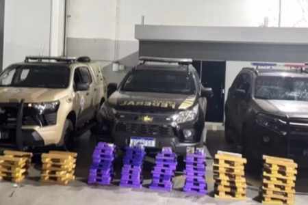 Homens são presos suspeitos de transportar mais de 180 kg de maconha em carro de luxo na Bahia