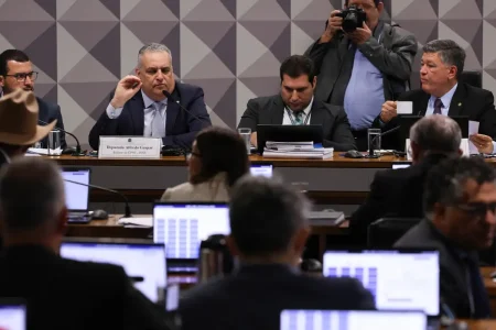 Senador pede suspensão do recesso para investigar fraudes no INSS e Banco Master