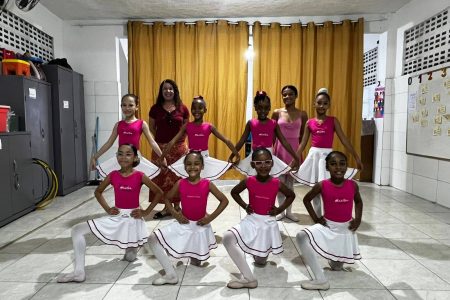 Ballet gratuito leva arte, disciplina e acolhimento a crianças de comunidades de Salvador