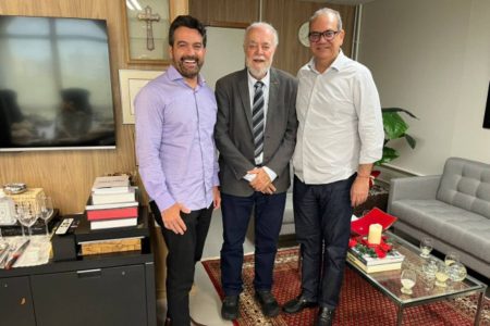 Muniz destaca importância da harmonia entre os poderes em encontro com presidente do TCM