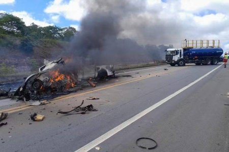 Dez pessoas morrem em colisão frontal de dois carros no extremo sul da Bahia